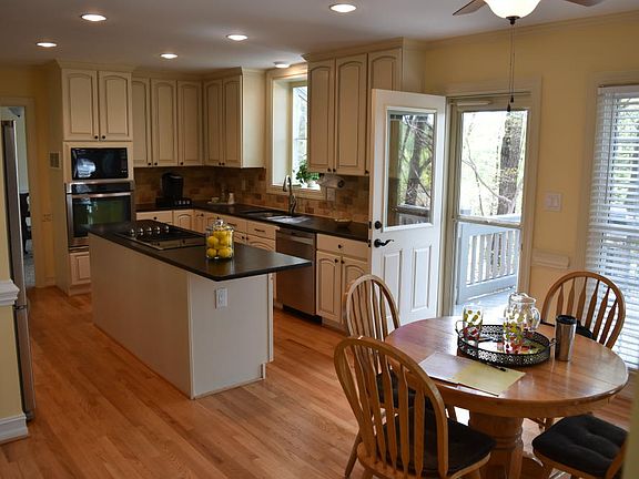 Breakfast area & Kitchen