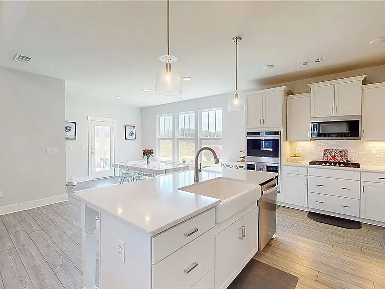 155 Founders Blvd — Photo 2