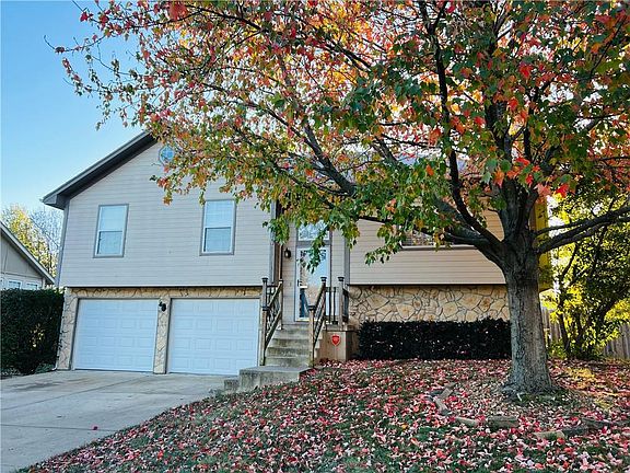 2nd image of 803 SW Graystone Dr