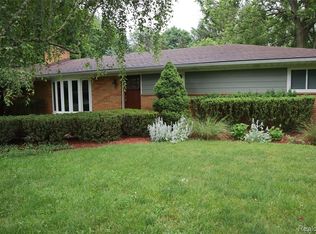 2745 Mohawk Ln, Rochester Hills, MI 48306