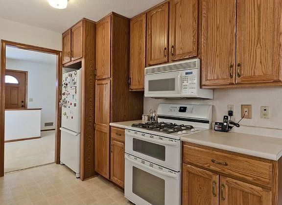 3rd image of 6908 Brunswick Ave N