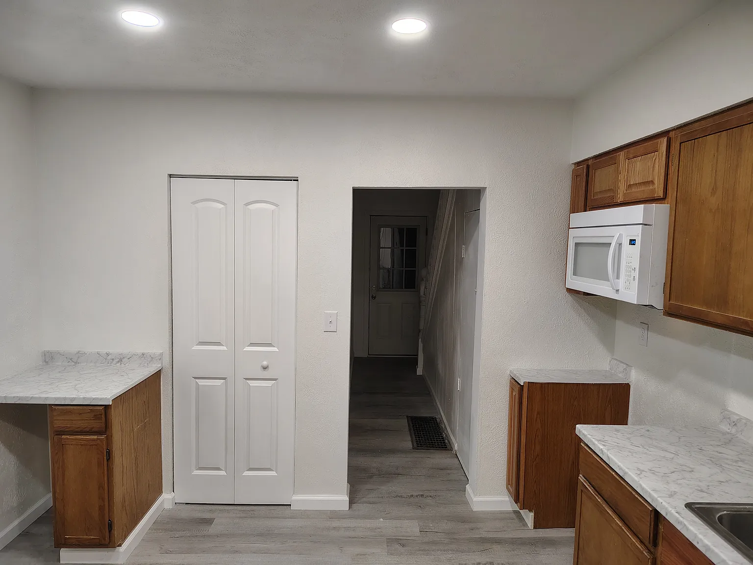 3 bed, 1.5 bath, 1200 sqft, $1,250 — Photo 2