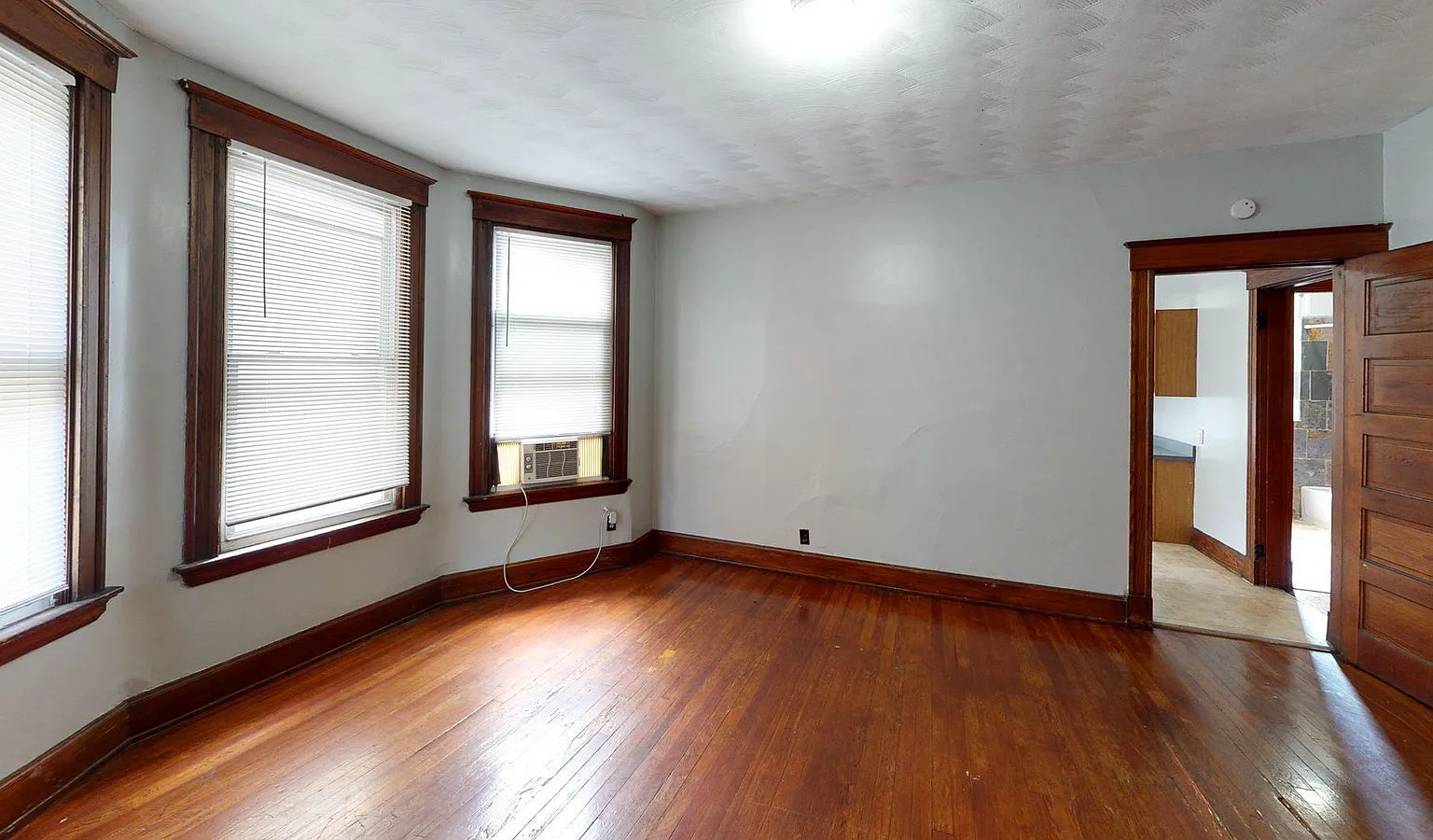 2 bed, 1.0 bath, 1048 sqft, $1,575 — Photo 3