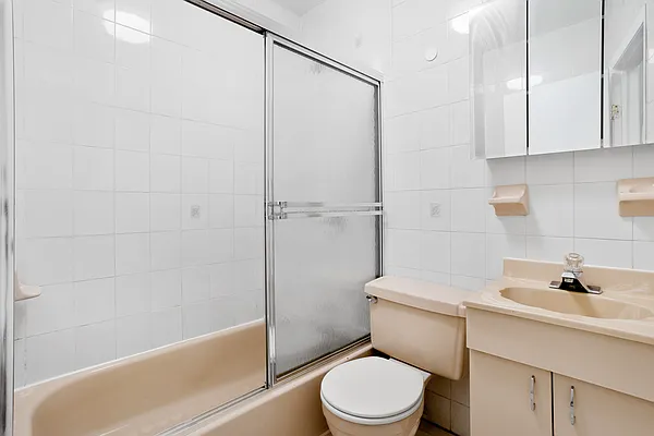 Rented by Safdie Realty Group | media 29