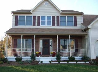 52 Country Side Ct, Easton, PA 18045