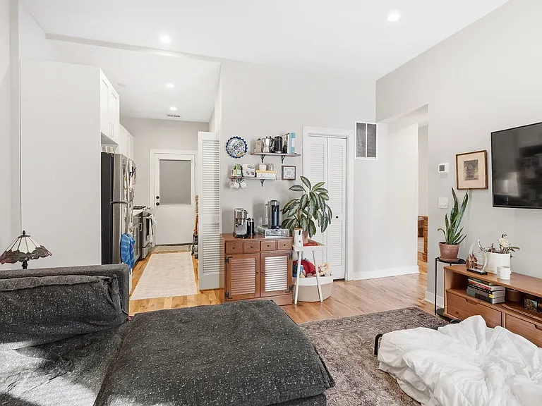 920 W Oakdale — Photo 21