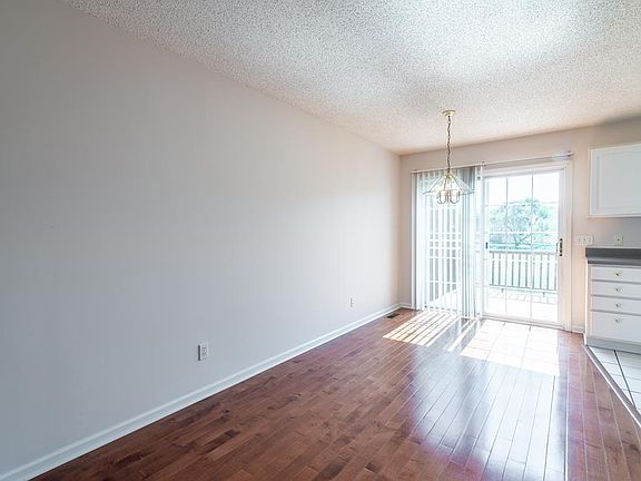 4th image of 8 Rainbow Cir