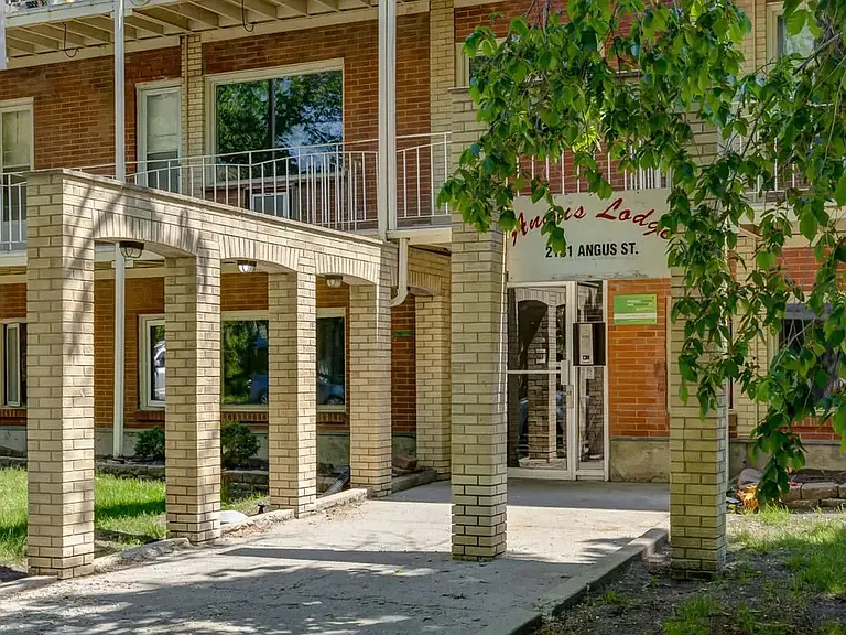 2131 Angus St — Photo 10