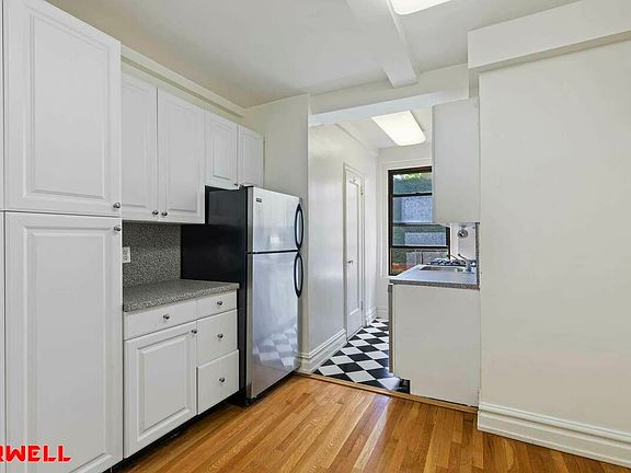 4th image of 242 E 72nd St #5B