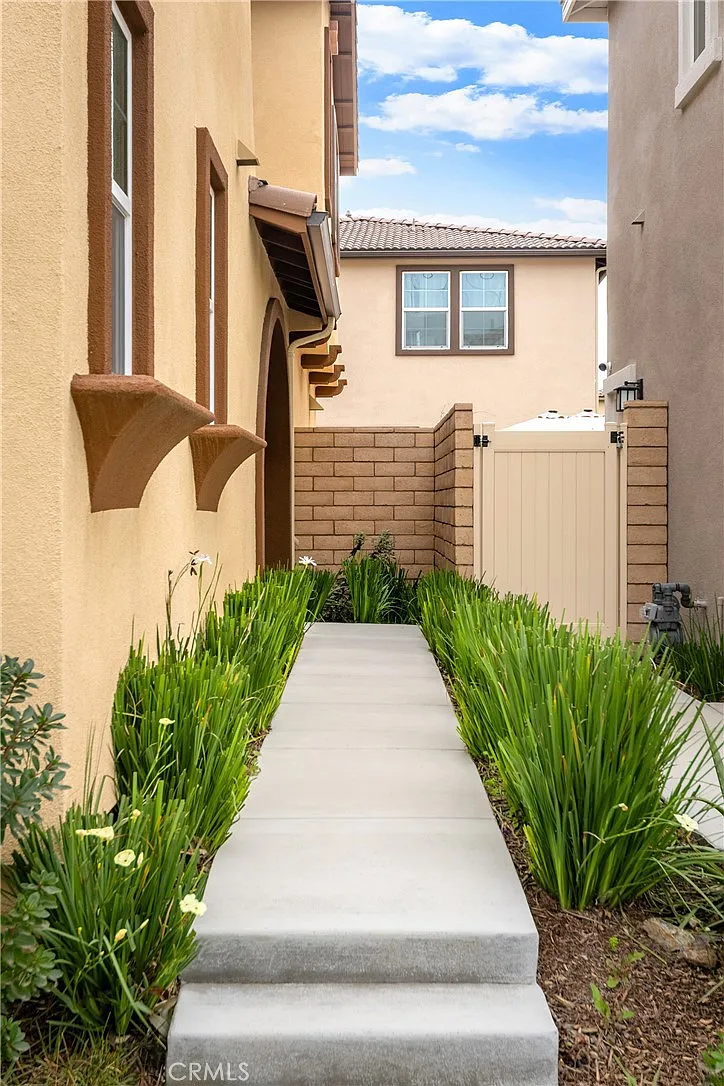 4 bed, 2365 sqft, $4,000 — Photo 4