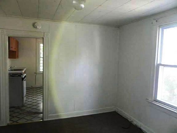 4th image of 121-123 Chestnut St