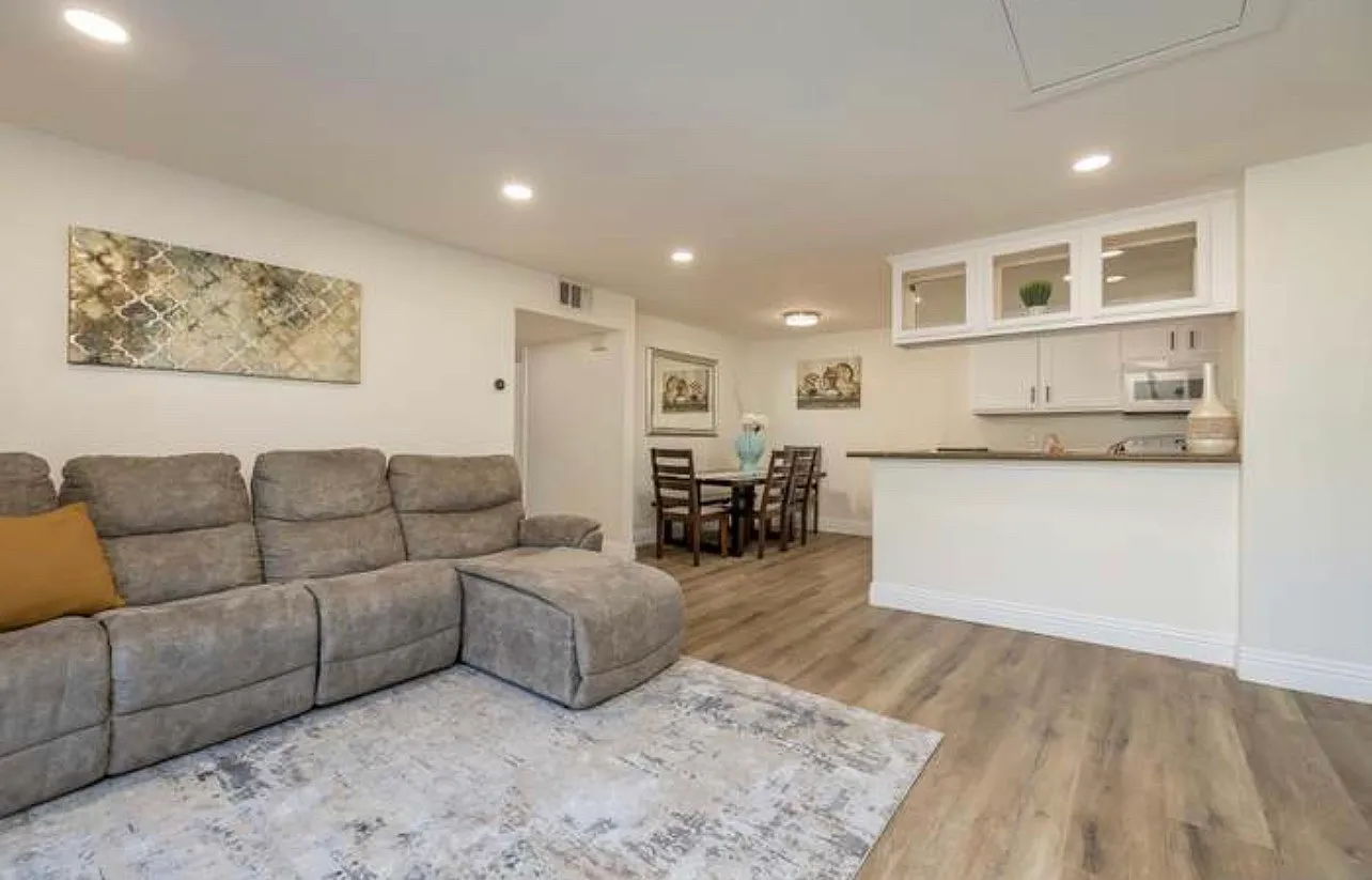 2 bed, 921 sqft, $2,700 — Photo 1