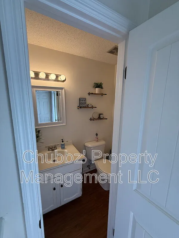 3 bed, 2.5 bath, 1742 sqft, $2,200 — Photo 2