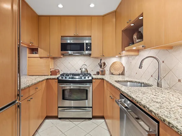 471 West 22nd Street image 5 of 11