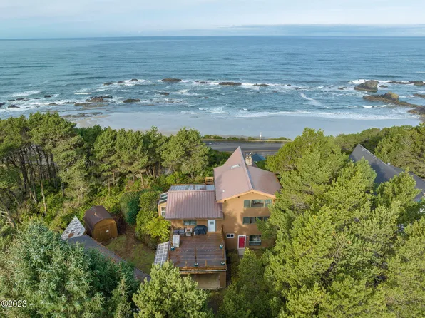 8986 NW Grandview St, Seal Rock, OR 97376