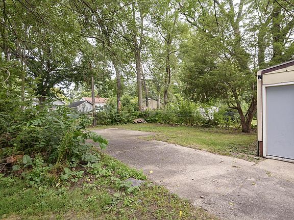 3rd image of 923 Randall STREET