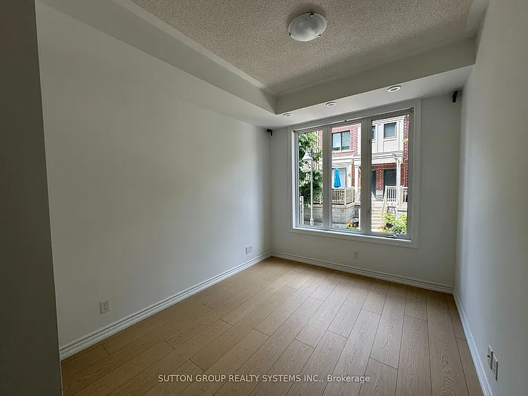 90 Eastwood Park Gdns #10 — Photo 6