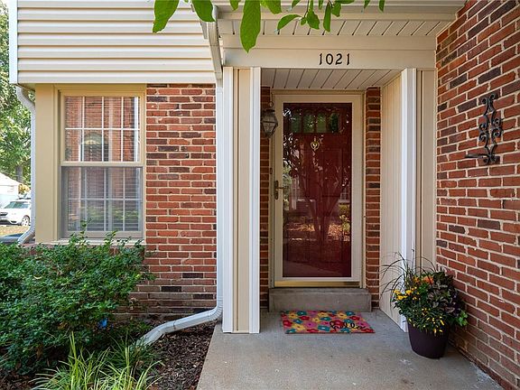 2nd image of 1021 Brooksgate Manor Dr