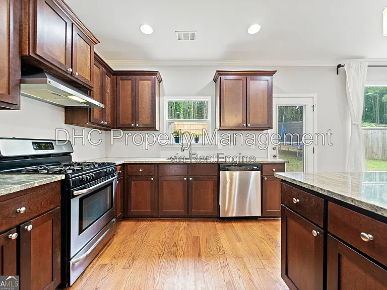 1765 Stoney Creek Dr SE — Photo 2