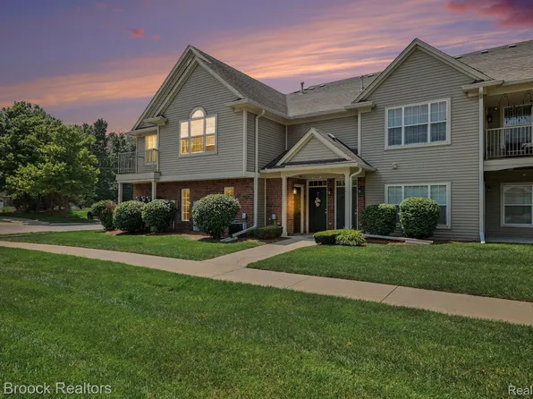 49086 W Woods Dr, Shelby Township, MI 48317