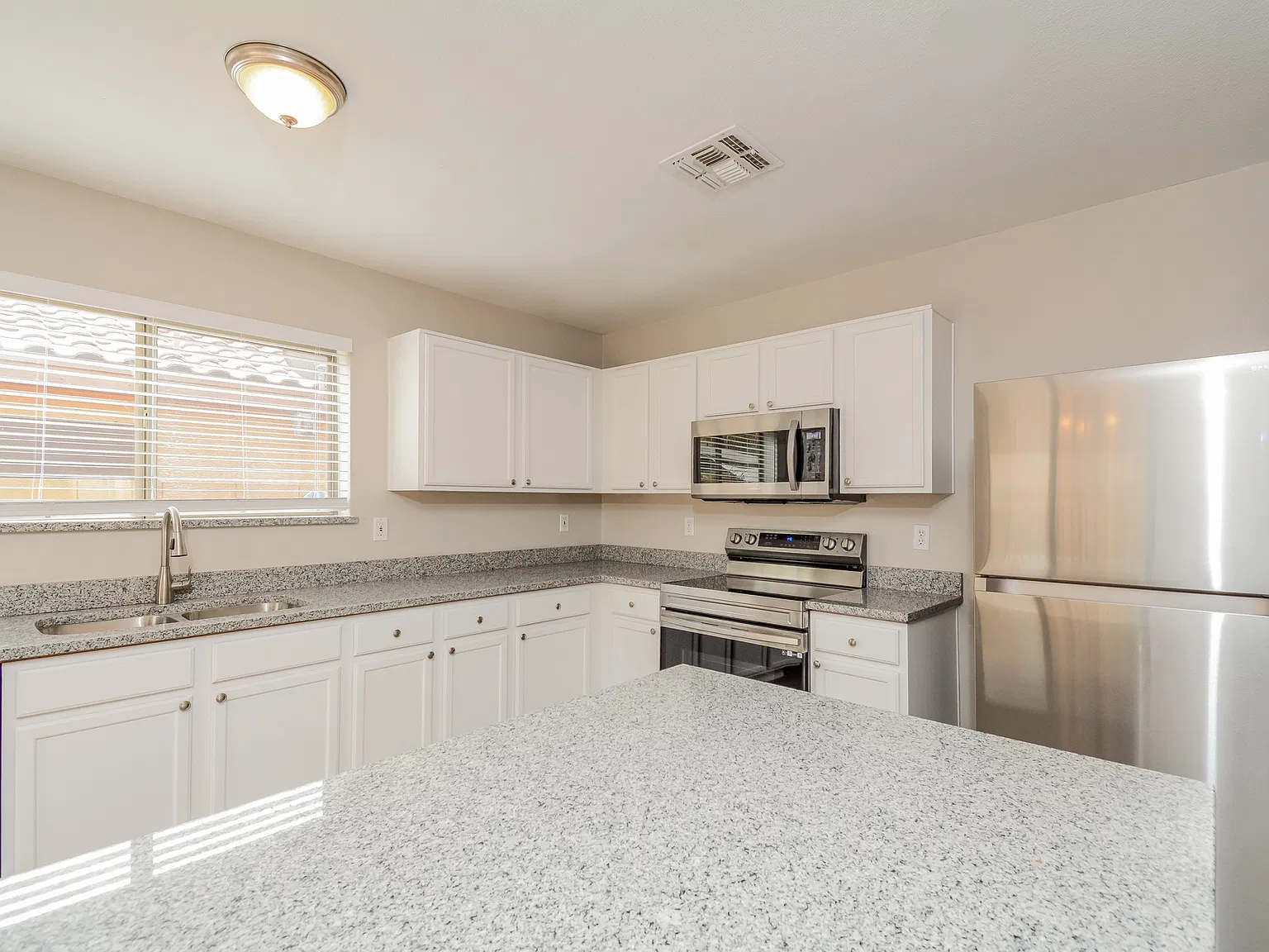 4 bed, 1988 sqft, $2,485 — Photo 4