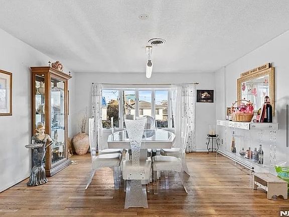 3rd image of 40 Valley Ct