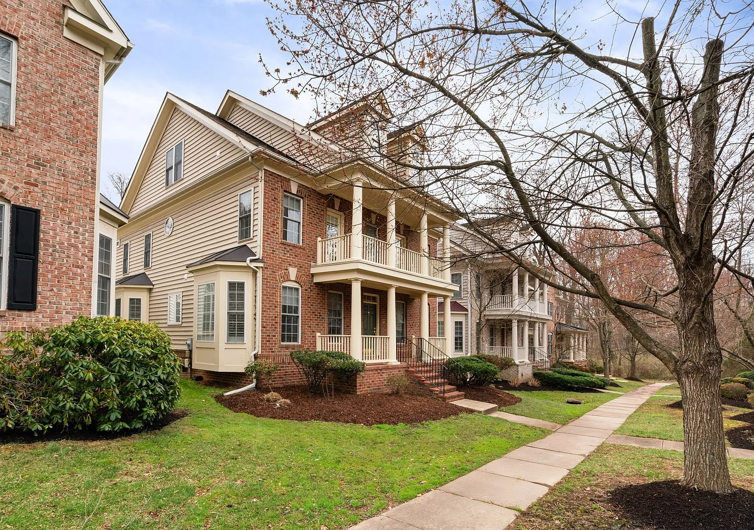 Stunning 4 level detached home close to the Mosaic District in Fairfax! — Photo 2