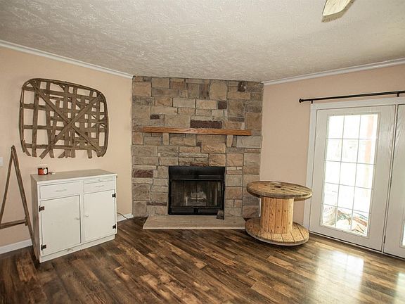 3rd image of 1015 Vivian Ln