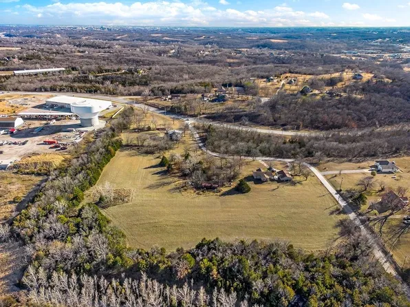 5750 Locust St, Shawnee, KS 66218