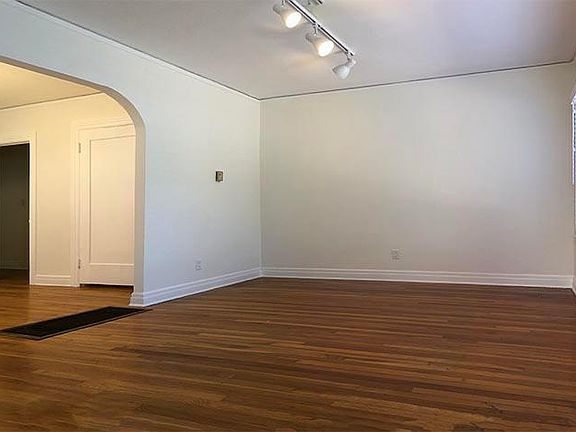 3rd image of 1443 Centinela Ave