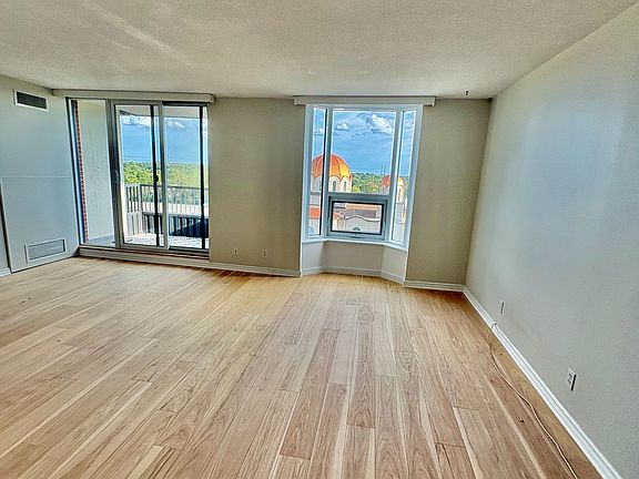 3rd image of 2951 Riverside Dr #812