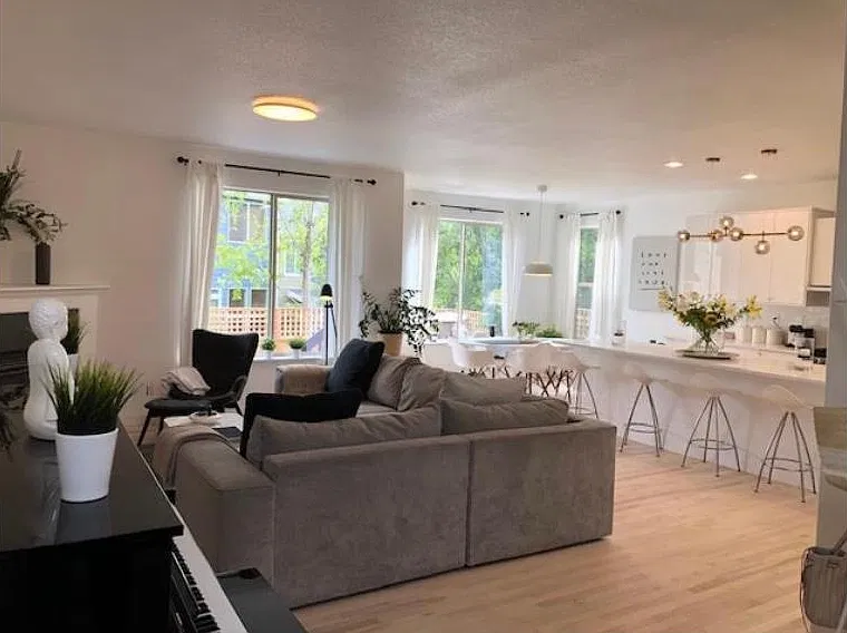 4 bed, 2.5 bath, 2172 sqft, $3,495 — Photo 2