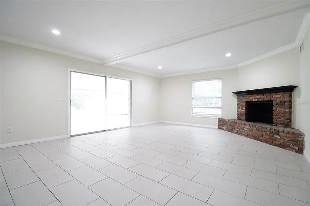 3 bed, 2.0 bath, 2094 sqft, $2,500 — Photo 2