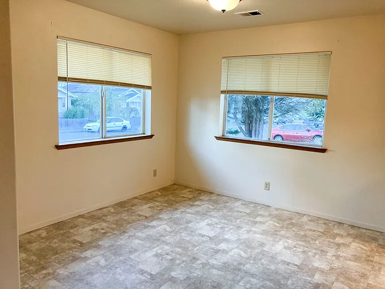 2025 Thiel Ave — Photo 5