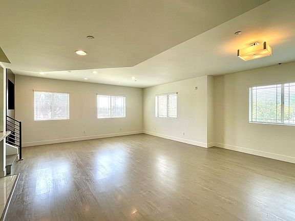 2nd image of 11305 Moorpark St #6