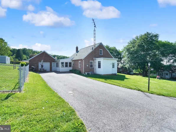 18 W Crestlyn Dr, York, PA 17402