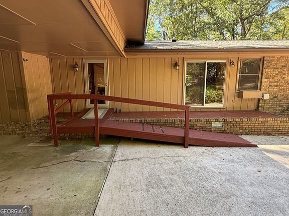 3rd image of 650 Woodside Rd