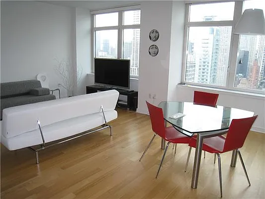 Rented by Platinvm Property Group New York | media 8