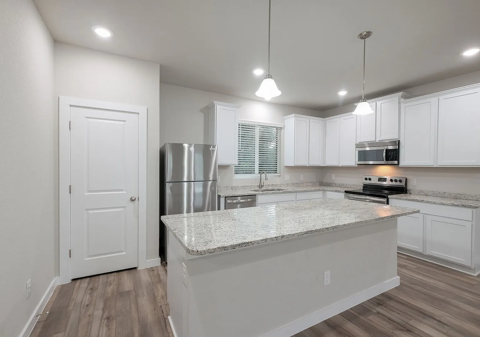 Spacious & Modern 3/3.5 in The Preserve at the Dominion — Photo 1