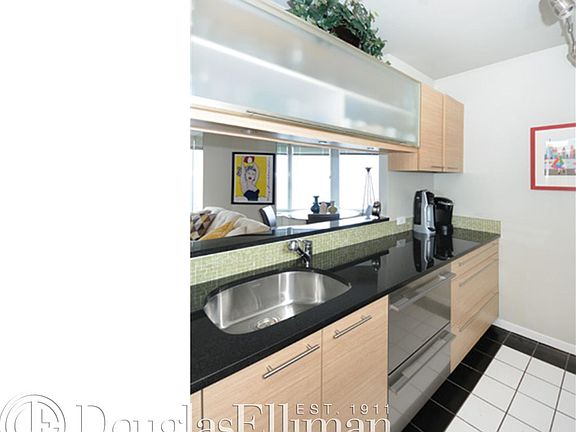 5th image of 150-156 W 56th St APT 3810