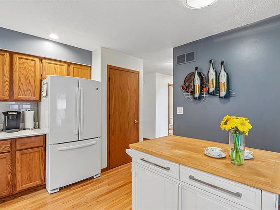 3rd image of 1934 Meadow Ridge Ln