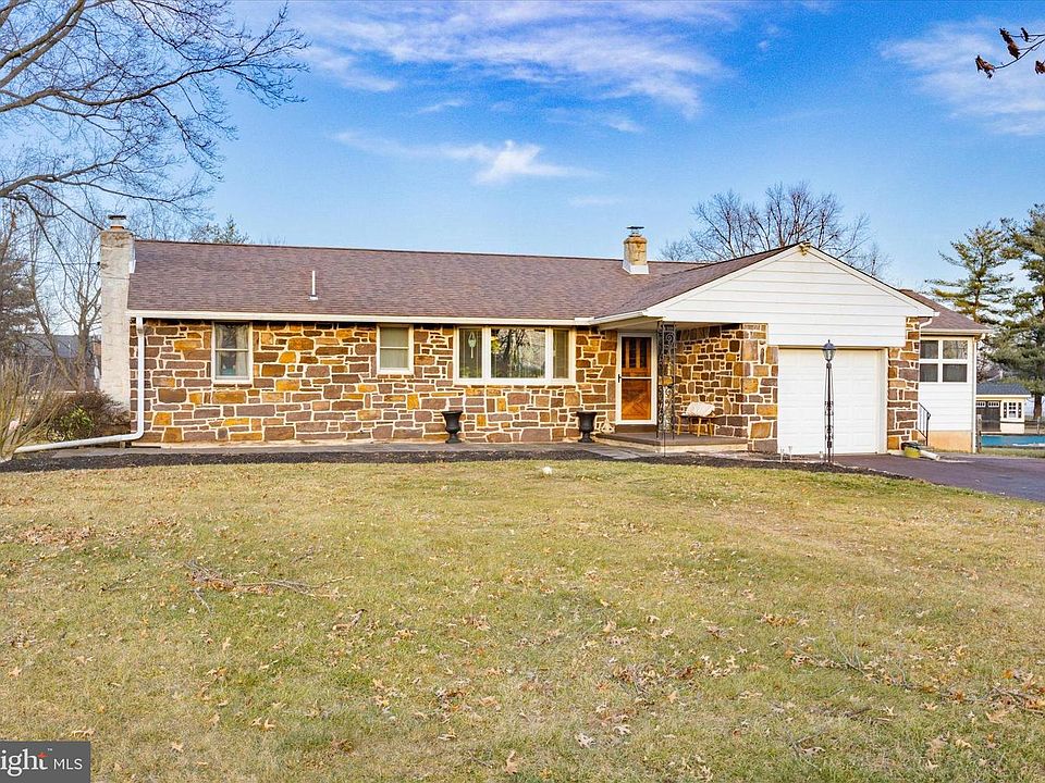 1st image of 18 Oak Ln