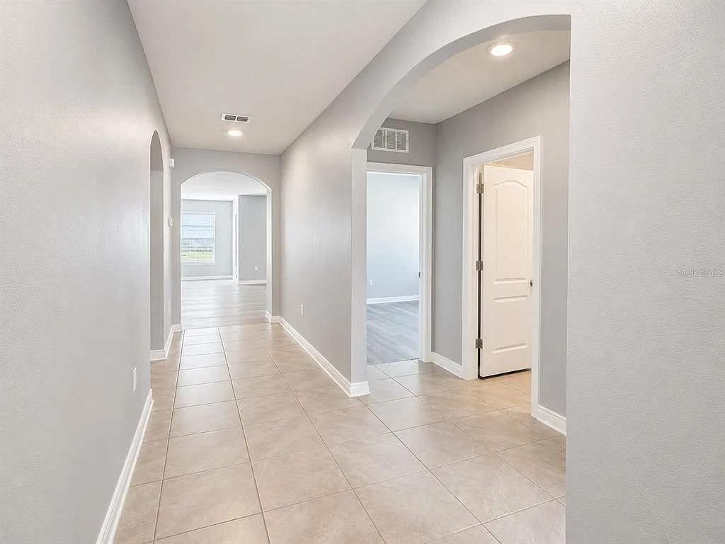 3 bed, 2.0 bath, 1690 sqft, $1,995 — Photo 2