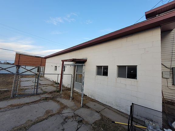 4th image of 903 E 6th Street