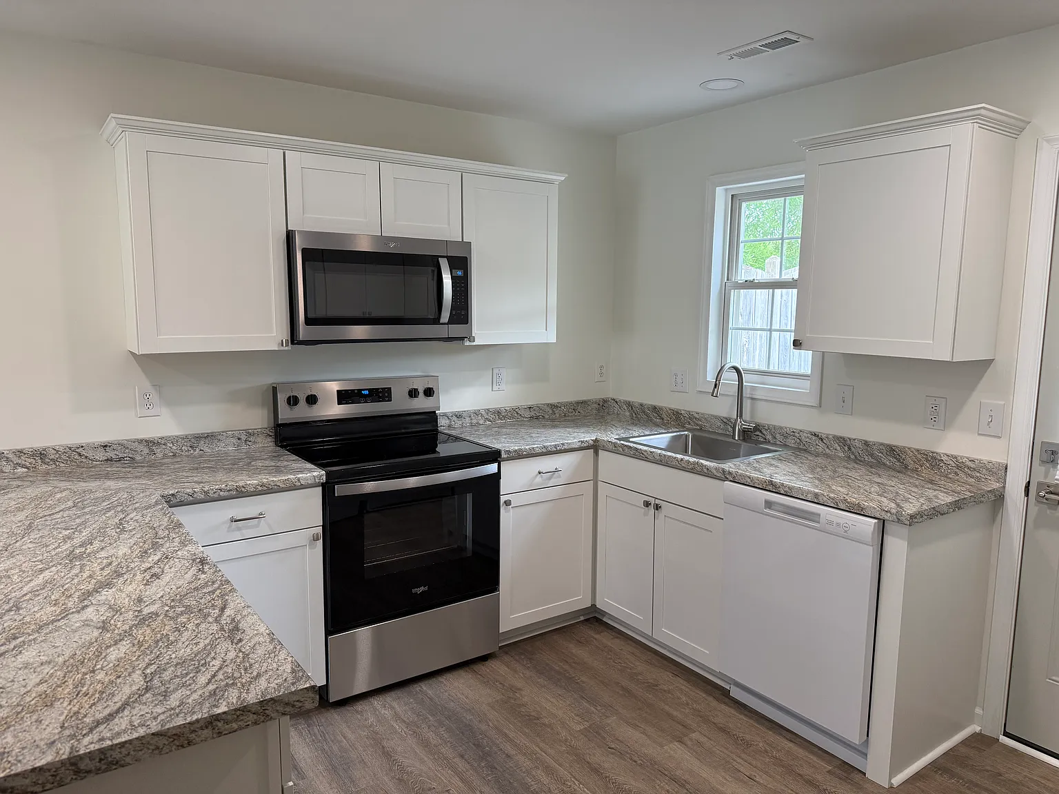2 bed, 852 sqft, $1,600 — Photo 3