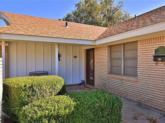 2nd image of 3961 Wilshire Dr