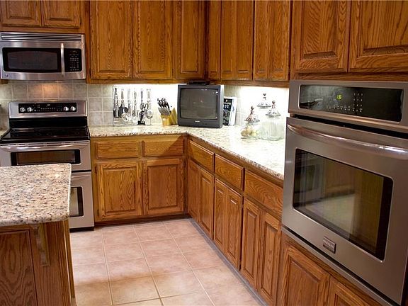 Double oven and wall oven. Plenty of space to cook any large feasts!