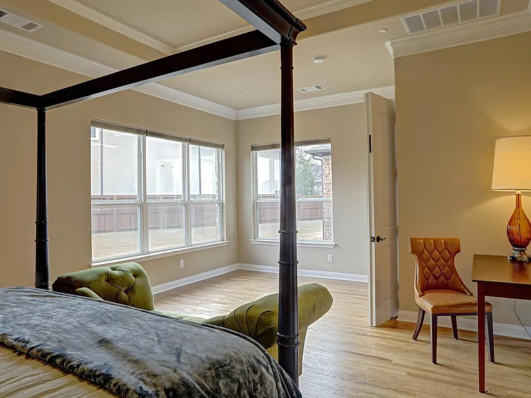 1043 Kenilworth St — Photo 11