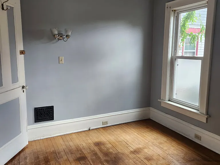 446 W 7th St — Photo 11