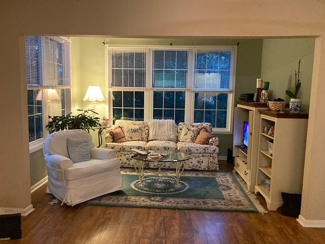 Sunroom with 5 windows looking out to the Fenwick Plantation property.